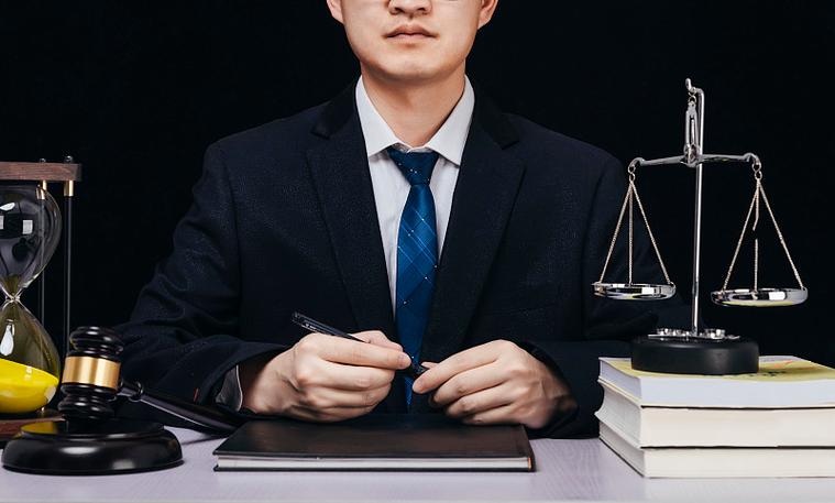 桌子上的法官錘和法律咨詢人物圖片